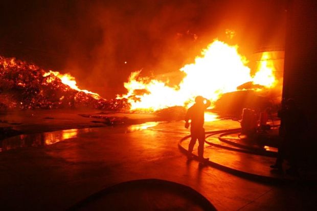 آتش سوزی یک واحد صنعتی در سمنان مهار شد