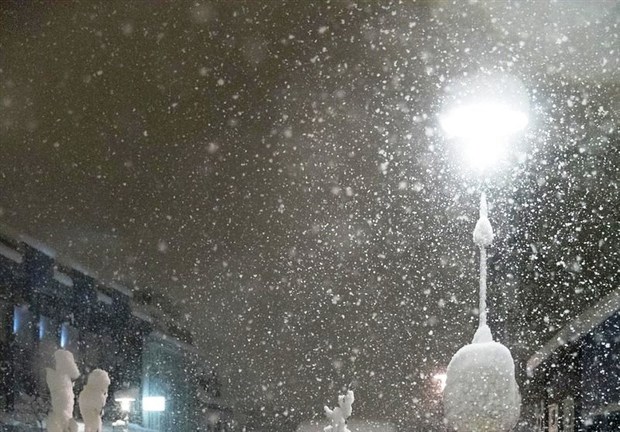 بارش نخستین برف پاییزی در همدان آغاز شد
