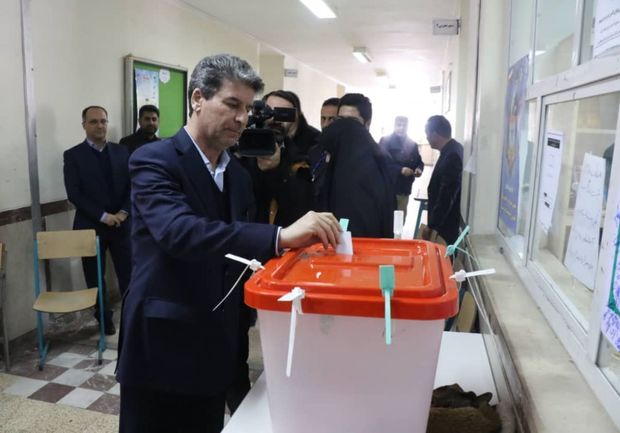 استاندار آذربایجان‌غربی رای خود را به صندوق انداخت