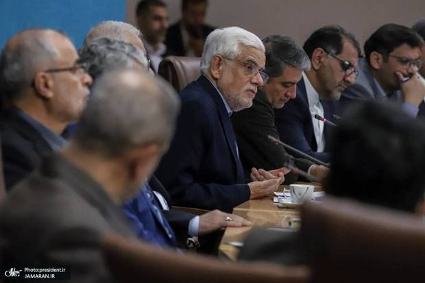 عارف: کشور به اصلاحات اقتصادی نیاز دارد/ صادرات به کشورهای همسایه در اولویت دولت قرار دارد/ نتیجه خوبی از توسعه روابط با کشورهای همسایه گرفته‌ایم/ اصلاحات اقتصادی بدون آسیب رساندن به اقشار ضعیف انجام شود