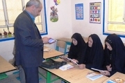 کار با تبلت به سواد آموزان در بویین زهرا آموزش داده می شود