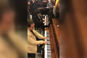  هنرنمایی دو پیانیست ایرانی در یک فروشگاه!/ ویدیو