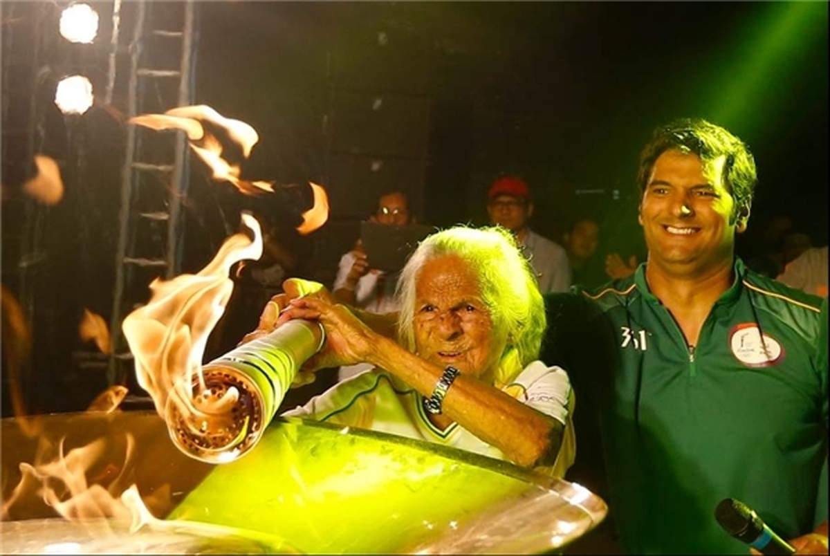 پیرترین حمل‌کننده مشعل المپیک با ۱۰۶ سال سن+ تصویر