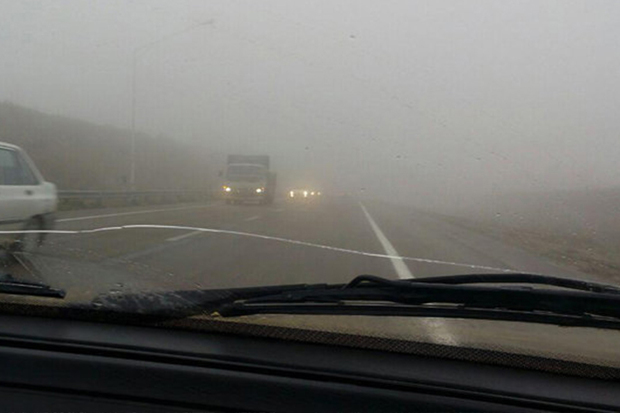 جاده های زنجان لغزنده و مه آلود است