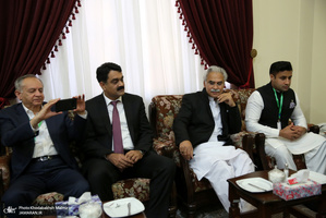 ادای احترام نخست وزیر پاکستان به مقام شامخ امام خمینی(س)