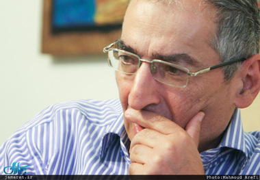 زیباکلام: سوال من از سیف این است که اگر با همین درآمد ارزی دخل و خرجتان می‌خواند چرا می‌خواستید یارانه ۲۵ میلیون نفر را بزنید یا بنزین را ۱۴۰۰ کنید؟