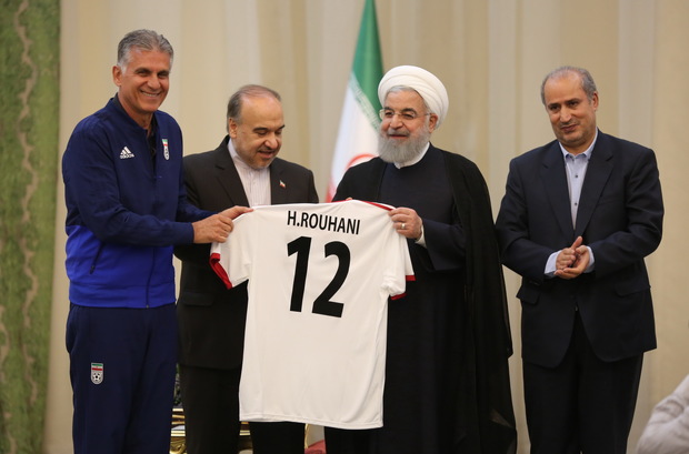 رئیس‌جمهور روحانی: هر زمان در بخش ورزش نیاز به حمایت رئیس‌جمهور بوده، به فوریت انجام گرفته است/ قدردانی از همه دست اندرکاران ورزش و تیم ملی فوتبال/ اهداء پیراهن شماره 12 تیم ملی به روحانی