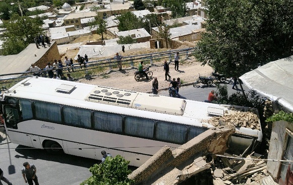 یک دستگاه اتوبوس با دیوار منزل مسکونی در سمیرم برخورد کرد