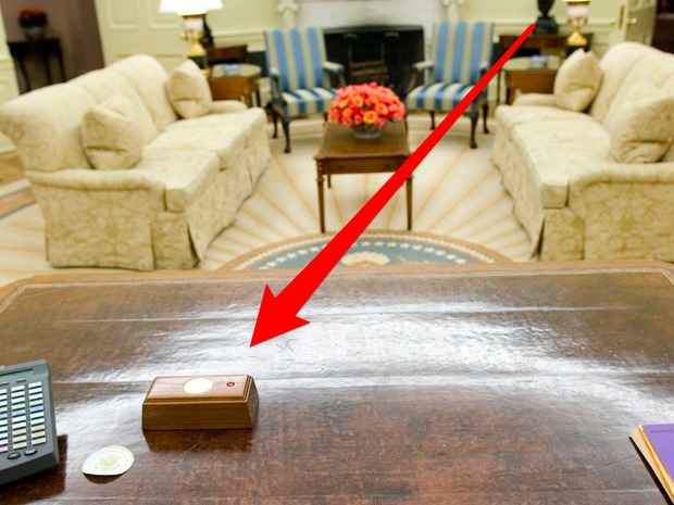 عکس/ دکمه قرمز مرموز روی میز ترامپ چیست؟