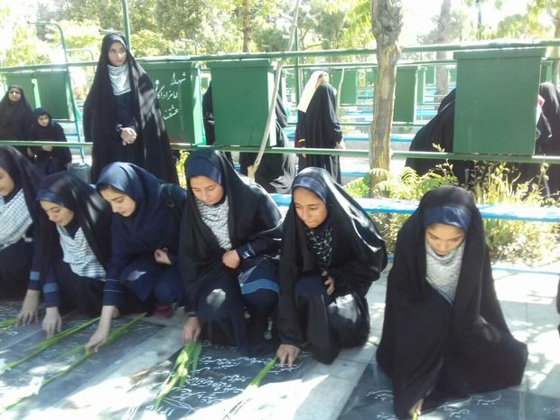 دانش آموزان البرز مزار شهدا را گلباران کردند