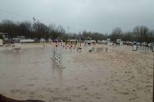 مسابقات پرش با اسب قزوین به دلیل بارندگی نیمه کاره رها شد