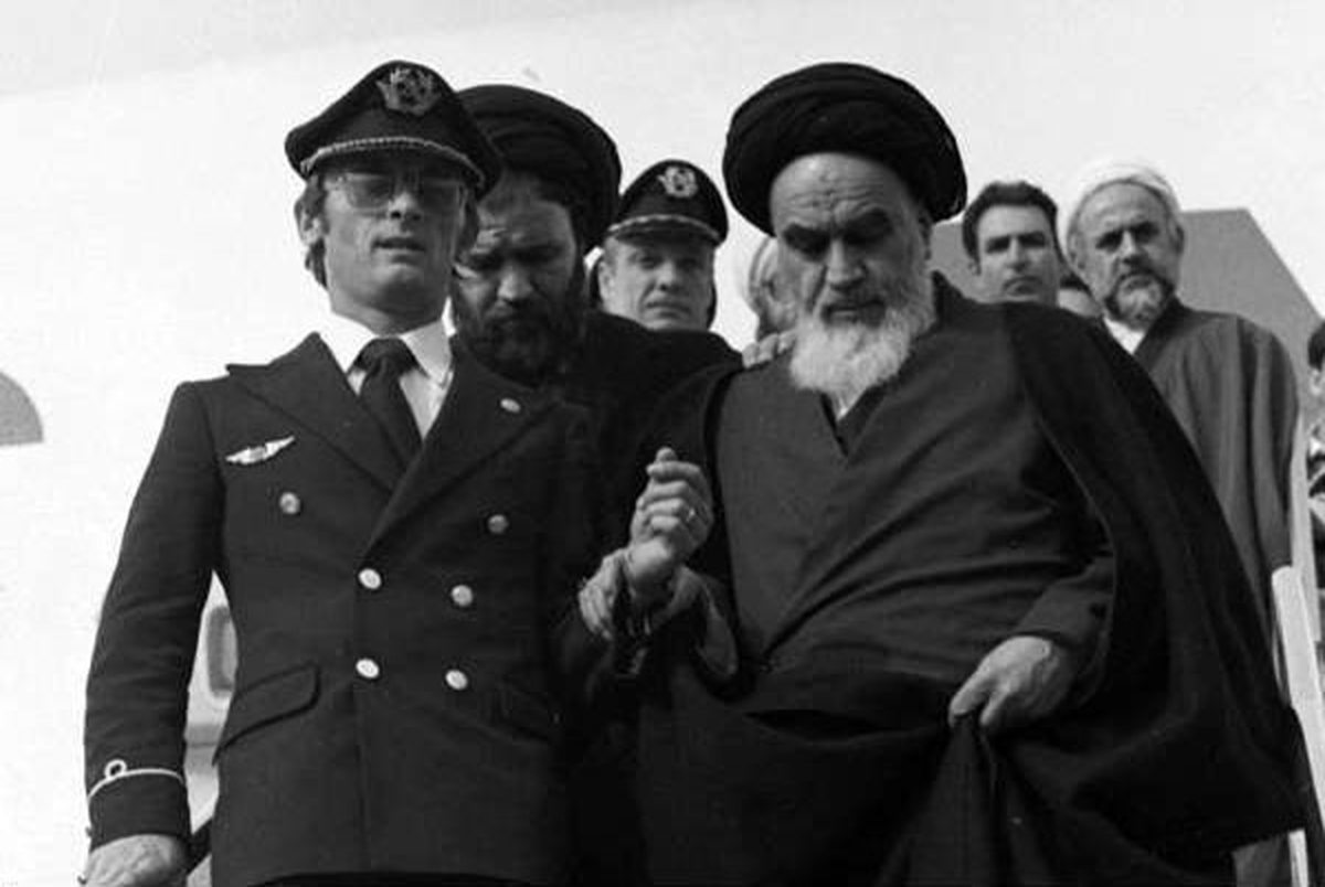 امام خمینی در فرودگاه: عواطف ملت ایران به دوش من بار گرانى است که نمى ‏توانم جبران کنم