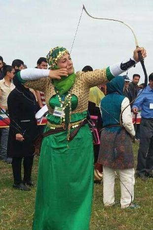 بانوی کردستانی قهرمان رقابت های تیراندازی با کمان سنتی کشور شد