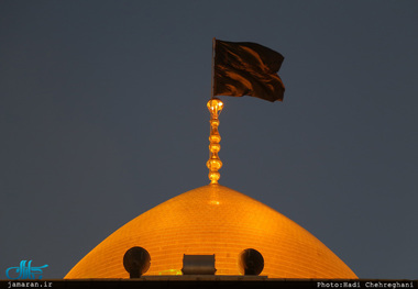 تعویض پرچم گنبد حرم مطهر حضرت معصومه(س) در آغاز ماه محرم