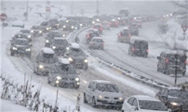 زمین گیرشدن 500 دستگاه خودرو درمحورهای برفگیر مازندران
