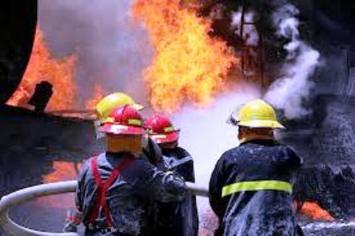 آتش سوزی در یک کارگاه تولید و انبار یونولیت در ساوه مهار شد