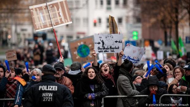 تظاهرات مخالفان و هواداران نئونازی‌ها در آلمان+تصاویر