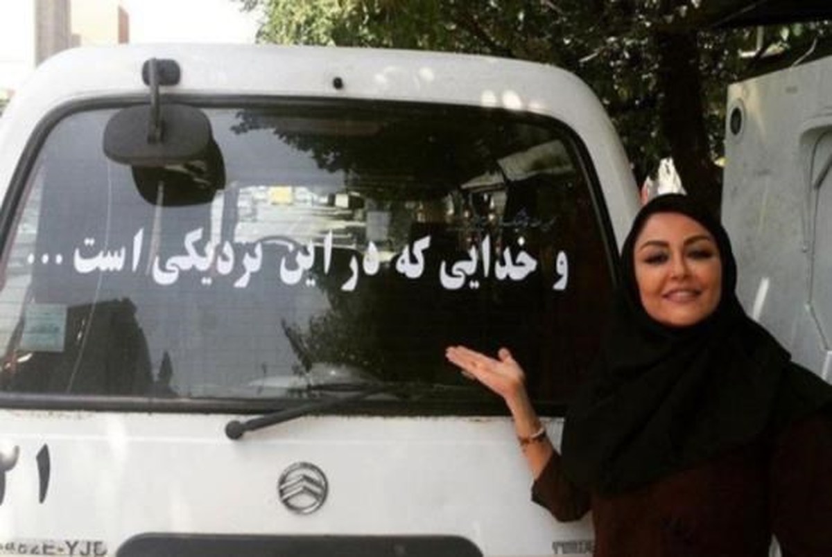 علاقه شقایق فراهانی به نوشته های پشت خودرو ها/ تصاویر