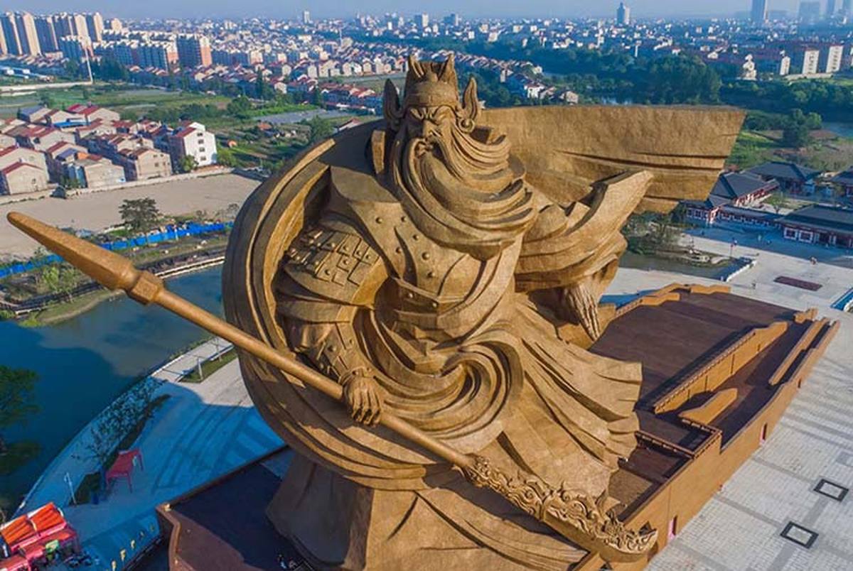 رونمایی از مجسمه "خدای جنگ" در چین