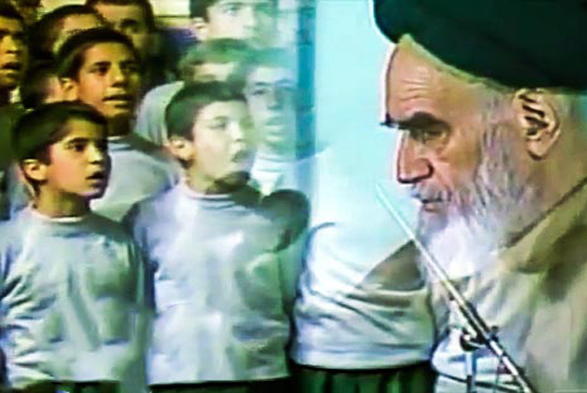 جی پلاس/ اجرای سرود مبعث به وسیله بچه‌های آباده در حضور امام خمینی(س)