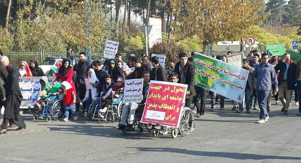 معلولان پاکدشتی به مناسبت روز جهانی معلولان راهپیمایی کردند