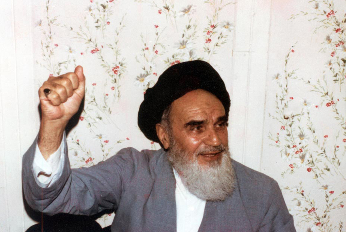 امام خمینی: آرای عمومی شاه را خلع کرده است