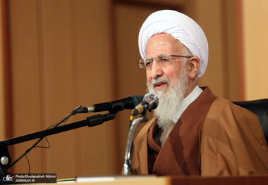 آیت‌الله العظمی جوادی آملی: نان طلب کردن از دیگران ننگ است/ مسئولان تلاش کنند بین مردم و نان جدایی نیفتد