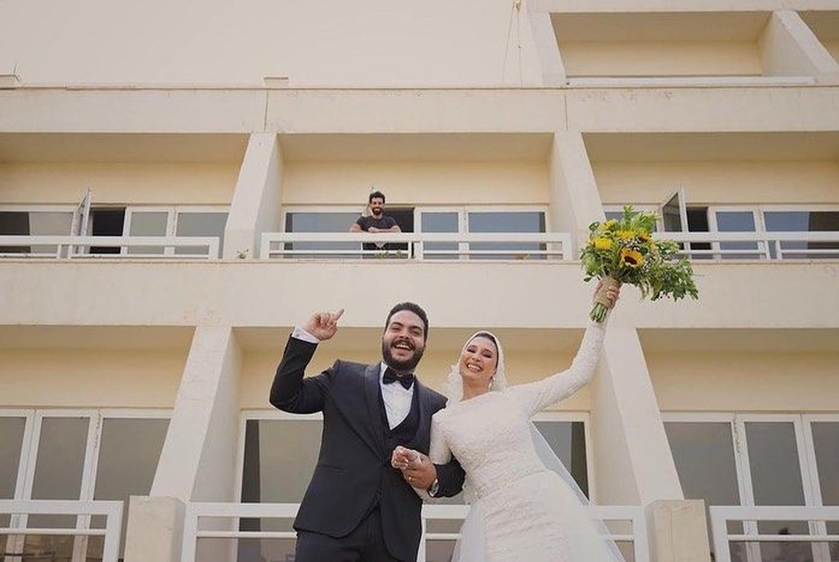 عکس جالب عروس و داماد مصری با محمد صلاح در قرنطینه