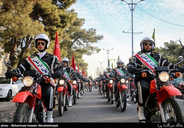 مراسم رژه نیروهای مسلح استان قزوین در روز ارتش برگزار شد
