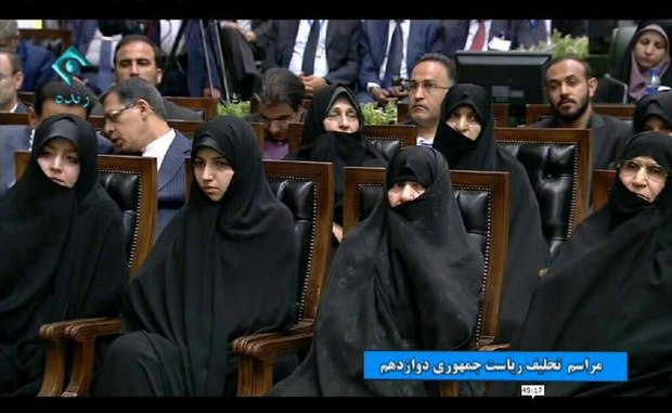  حضور همسر و دختران رئیس جمهور و خانواده برخی از مسئولان نظام در مراسم تحلیف
