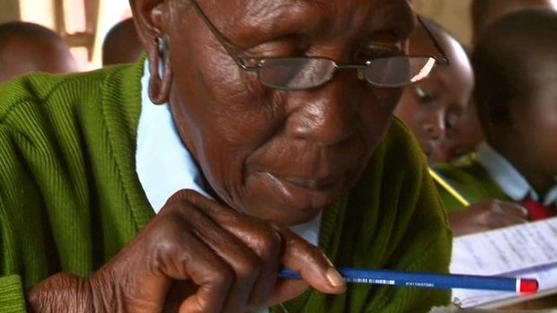 زن ۹۰ ساله پیرترین دانش آموز ابتدایی + عکس