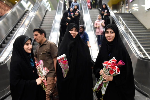 دختران با حجاب در مترو تهران گل هدیه می گیرند