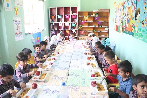 توزیع غذای گرم بین کودکان مهد کودکهای کهگیلویه