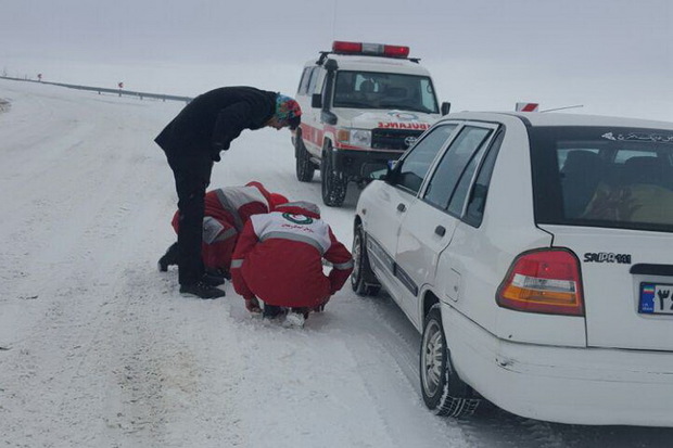 امداد هلال احمر گیلان به 300 نفر و 70 خودرو گرفتار در برف