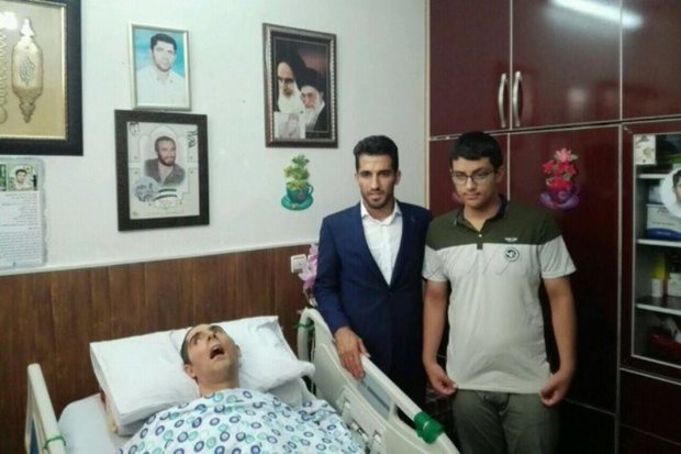 فوتبالیست تیم ملی با خانواده شهید زنده لرستان دیدار کرد