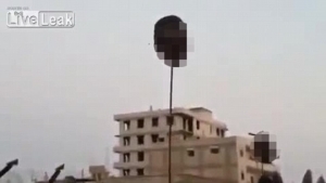 داعش سرهای بریده شده سربازان ارتش سوریه را بر بالای نیزه گذاشت +عکس