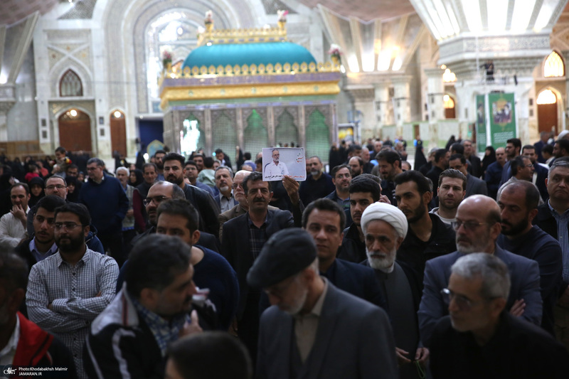 اقامه نمازسید حسن خمینی  بر پیکر شهید حیدری در حرم مطهر امام خمینی (س)