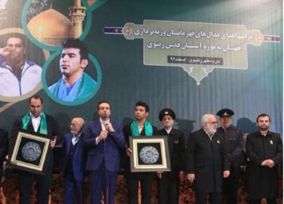 قهرمانان وزنه بردار جهان نشانهای خود را به موزه آستان قدس هدیه کردند