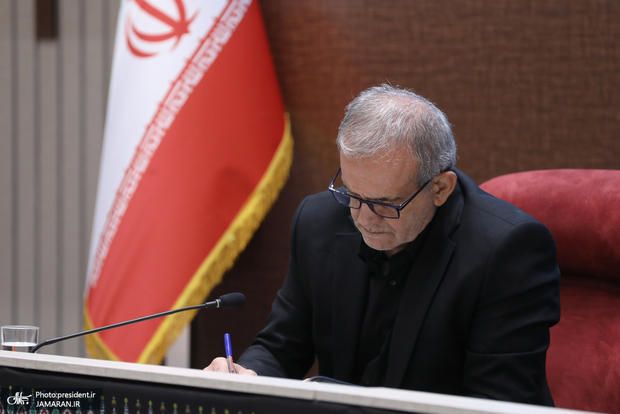 پزشکیان درگذشت مادر 3 شهید دفاع مقدس را تسلیت گفت