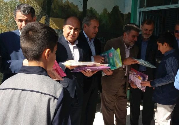 شرکت برق اردبیل با حذف قبوض کاغذی برای دانش‌آموزان محروم لوازم التحریر خرید