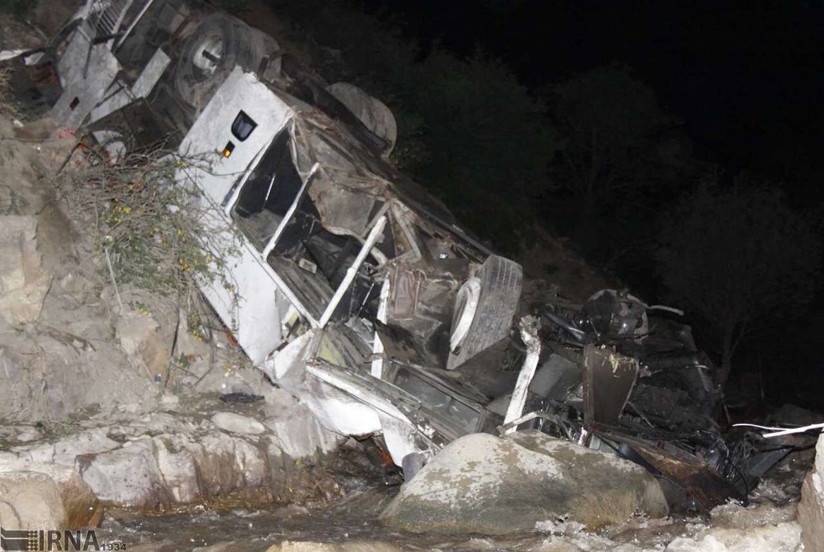 سقوط اتوبوس به ته دره 20 کشته برجای گذاشت+ تصاویر
