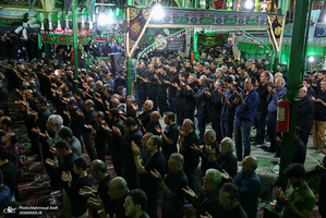 آیین سنتی نخل گردانی و عزاداری ظهر عاشورا در تکیه بزرگ تجریش