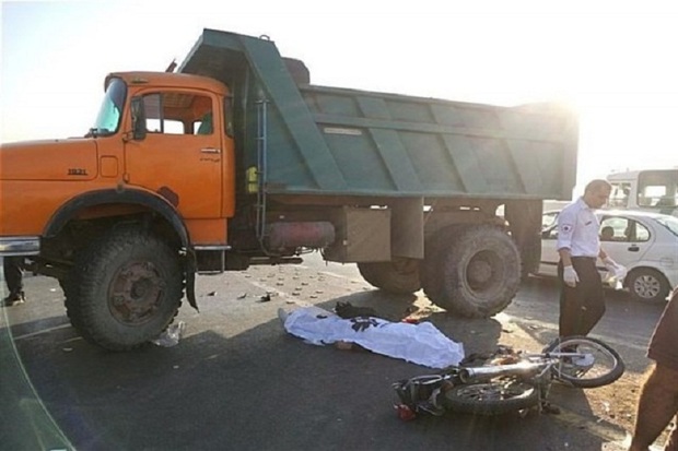 برخورد موتورسیکلت با کامیون در تاکستان یک کشته برجا گذاشت