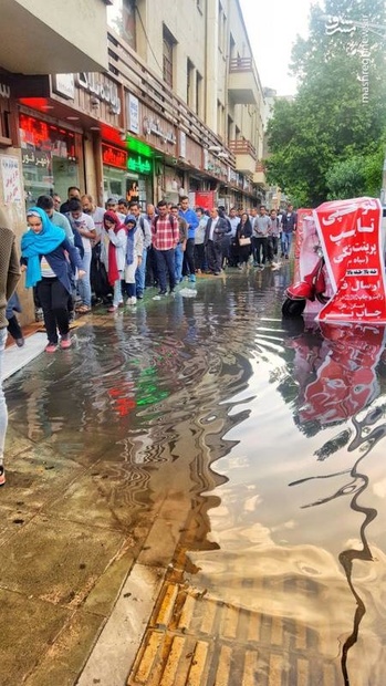 صف عجیب خیابان ولیعصر (عج) به خاطر باران! + عکس