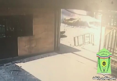 لحظه پرتاب تاکسی سمند پس از منفجر شدن در مکانیکی
