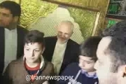 ابراز محبت مردم دمشق به محمد جواد ظریف در بارگاه حضرت زینب  (س)