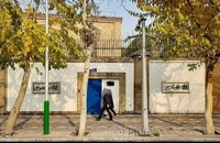 شعارنویسی روی دیوار سفارت انگلیس در تهران (9)