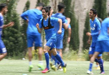 جلسه 4 بازیکن استقلال با افتخاری پیش از تمرین