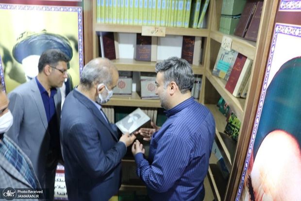بازدید وزیر کشور از غرفه موسسه چاپ و نشر عروج در سی‌و‌سومین نمایشگاه بین‌المللی کتاب تهران 