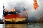 لنج ماهیگیری در چابهار در آتش سوخت